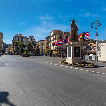 Lovelia: Square Lovely 3*