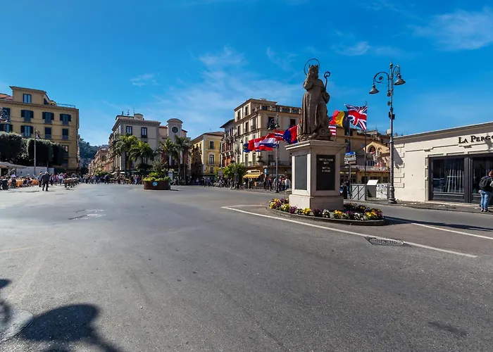 Lovelia: Square Lovely 3*