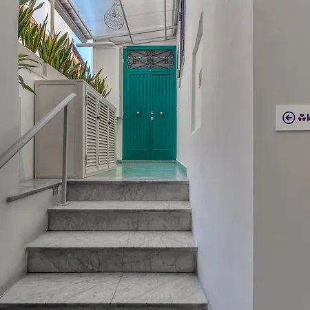 Bed & Breakfast Lovelia: Square Lovely 3*