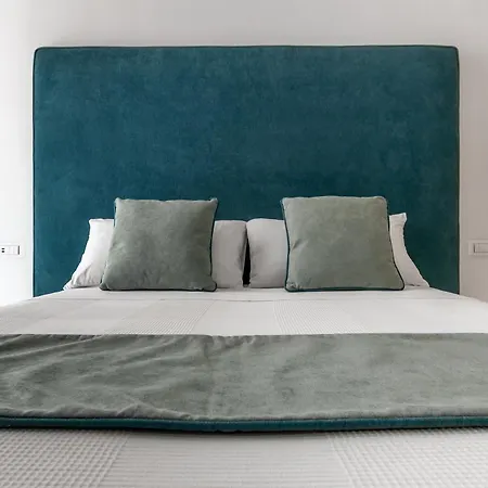 Lovelia: Square Lovely