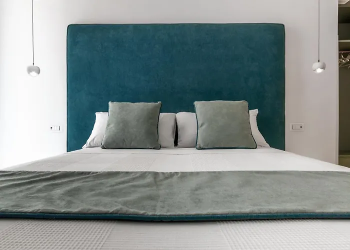 Lovelia: Square Lovely